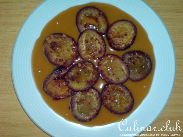 Запечённые сливы в карамельном соусе