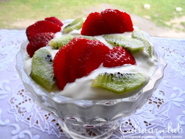 Десерт с зефиром,клубникой и киви.