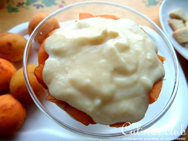 Десерт с абрикосами и яичным кремом