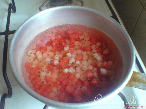 Мусс из красной и белой смородины