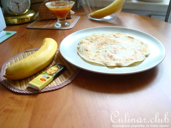 Блинные рулетики с бананом и шоколадом.