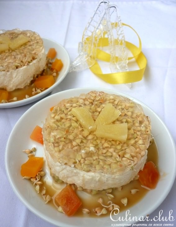 Пирожное с росточками зелёной гречи
