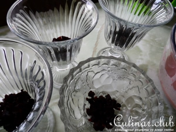 Суфле из сметаны,клубники и чернослива.