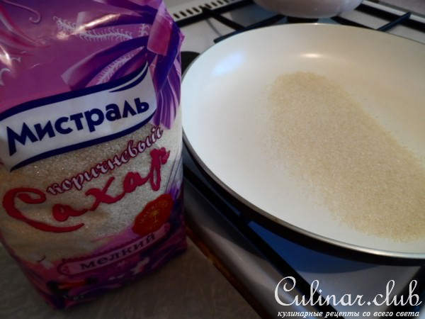 Бананы в карамели с мороженым.