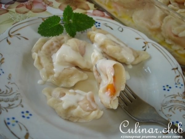 Вареники с абрикосами под сметанно-ванильным соусом и корицей.
