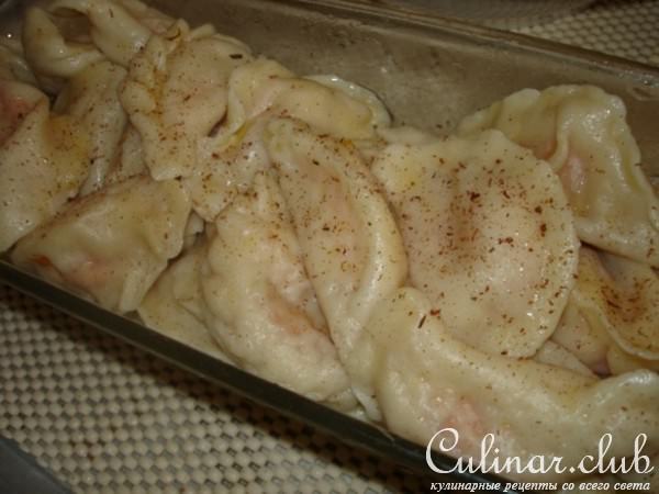 Вареники с абрикосами под сметанно-ванильным соусом и корицей.