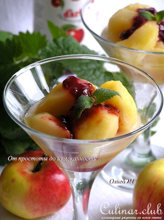 Теплый яблочный десерт с вишневым конфитюром Darbo