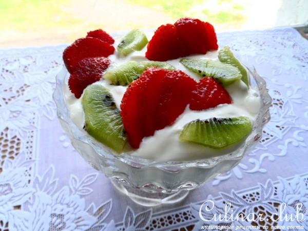 Десерт с зефиром,клубникой и киви.