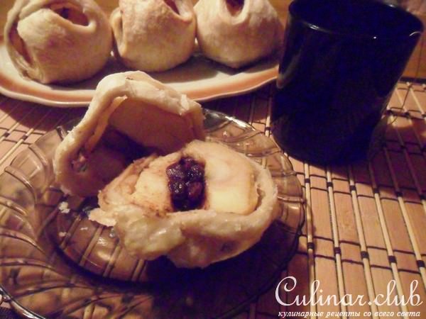 Яблоки, фаршированные корицей и изюмом в слоёном тесте 