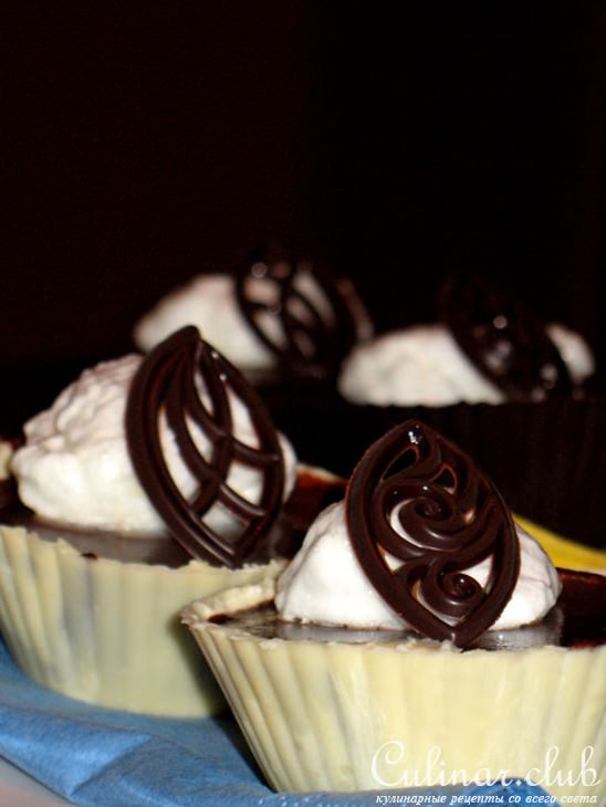 Тёмный ганаш в шоколадной корзинке с шапочкой безе (Ganache nera e meringhe)