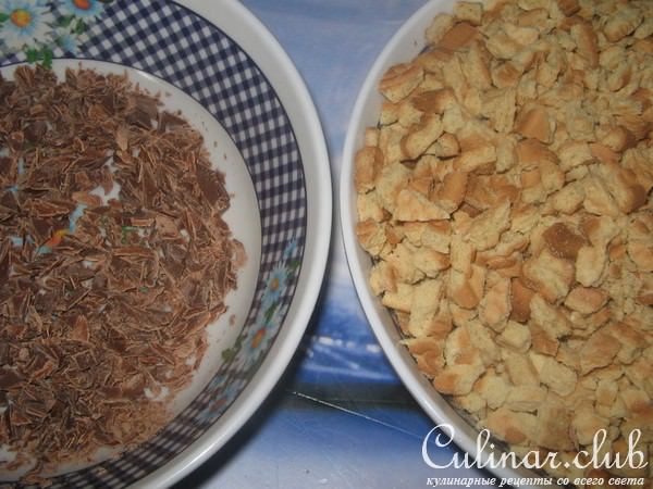Сладкая колбаска с кусочками шоколада.