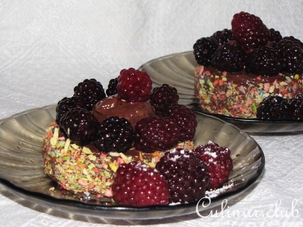 Шоколадный десерт с ромом и ежевикой