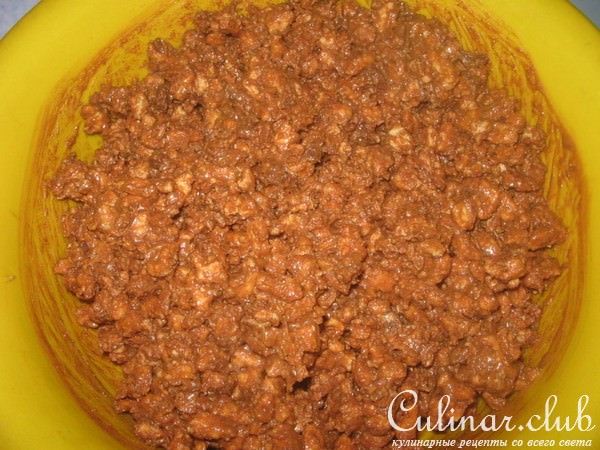 Сладкая колбаска с кусочками шоколада.