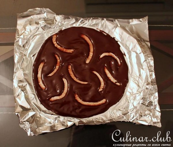 Шоколадный торт с пряными яблоками и карамелью