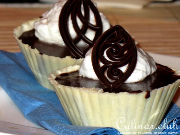 Тёмный ганаш в шоколадной корзинке с шапочкой безе (Ganache nera e meringhe)