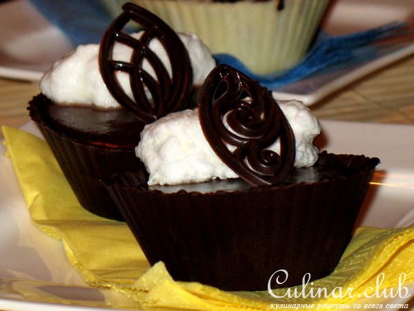 Тёмный ганаш в шоколадной корзинке с шапочкой безе (Ganache nera e meringhe)