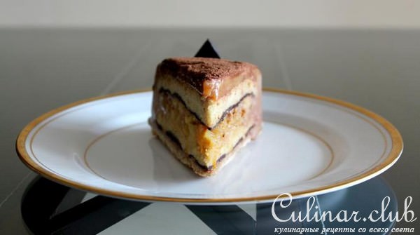 Шоколадный торт с пряными яблоками и карамелью