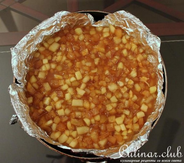 Шоколадный торт с пряными яблоками и карамелью