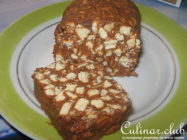 Сладкая колбаска с кусочками шоколада.