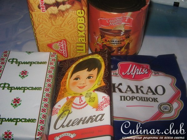 Сладкая колбаска с кусочками шоколада.