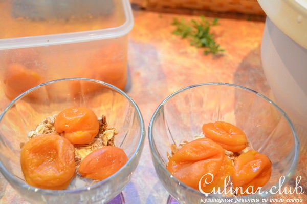 Мусс из козьего сыра с курагой и мюсли
