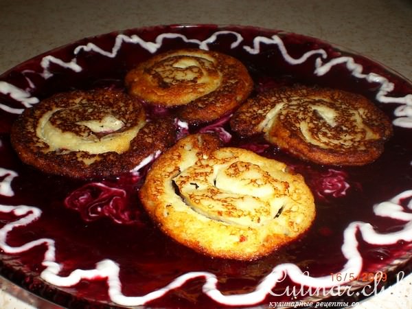 Творожные завитушки с соусом из черной смородины(вариант подачи)