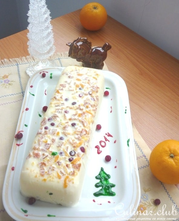 Праздничное полено из белого шоколада с клюквой