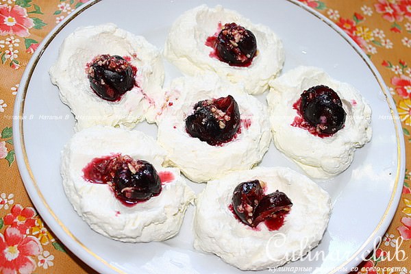 Сырники с черешней и орехами