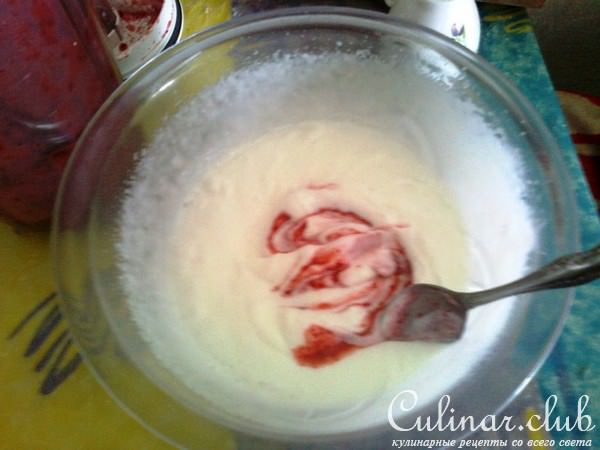 Вареники с шоколадным сыром и клубничным соусом
