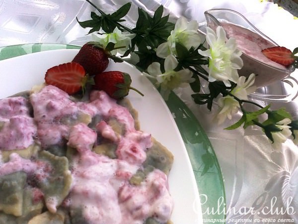 Вареники с шоколадным сыром и клубничным соусом