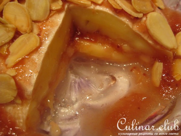 Brie с клубникой и миндалем