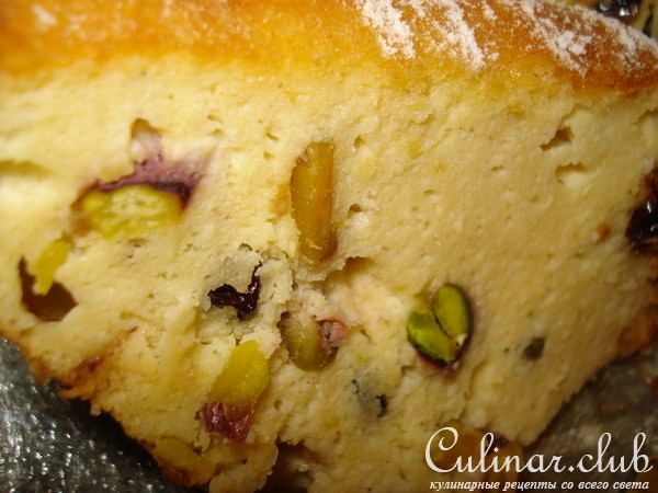 творожная запеканка с изюмом и фисташками 