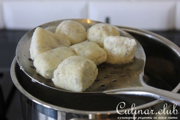 Ленивые вареники с маком и клубничным соусом