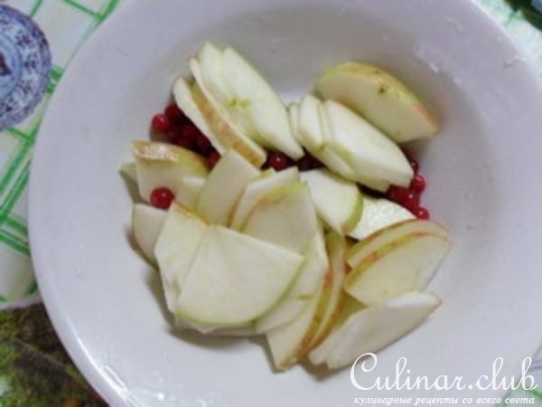 Творожное суфле с яблоками и брусникой