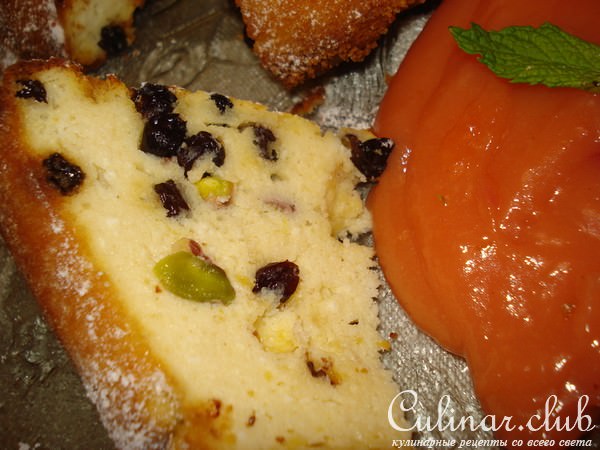 творожная запеканка с изюмом и фисташками 