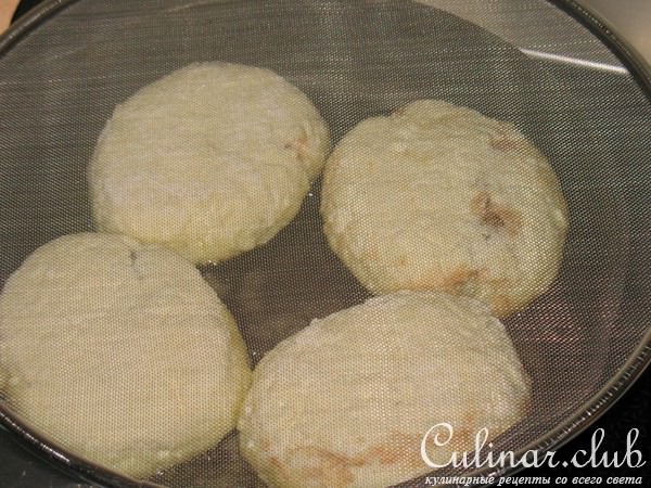 Сырники с яблочно-карамельной начинкой.