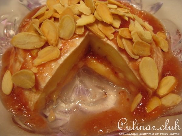 Brie с клубникой и миндалем