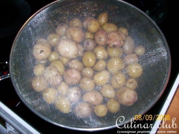 молодой картофель, жаренный целиком