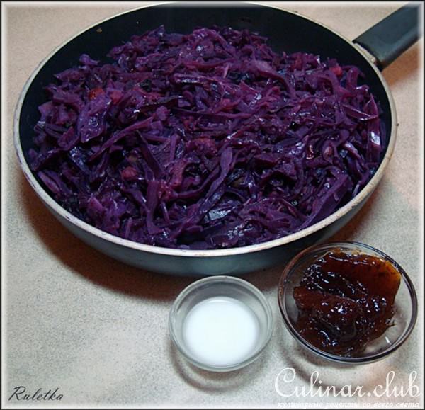 Краснокочанная капуста с можжевельником, вишней и яблоками.