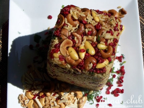 Праздничный рис с орехами и барбарисом