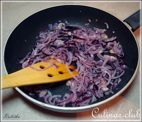 Краснокочанная капуста с можжевельником, вишней и яблоками.
