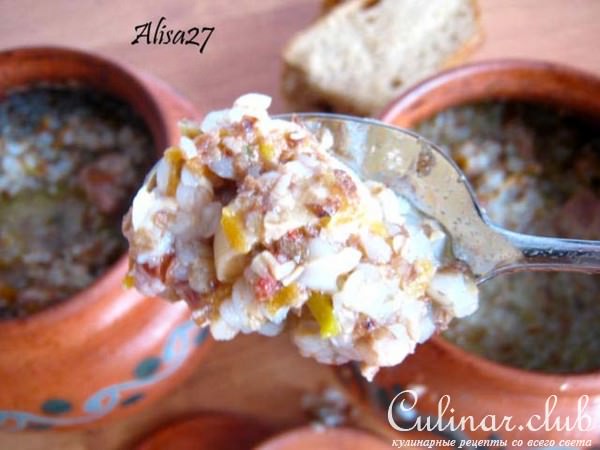Гречка с курицей и шампиньонами в горшочках