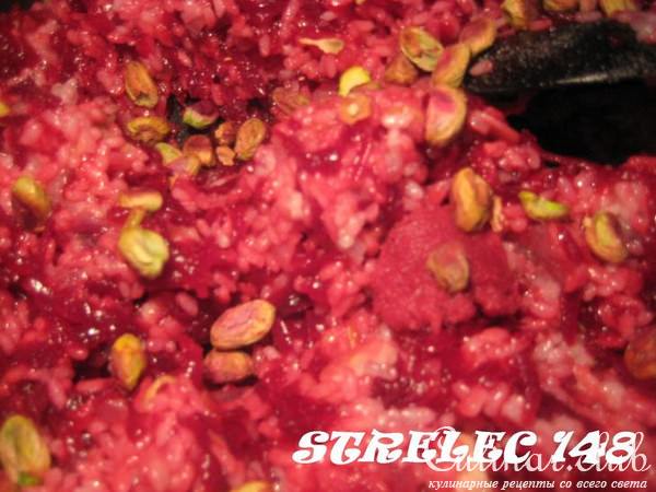 Свекольное РИЗОТТО с фисташками и хреном.