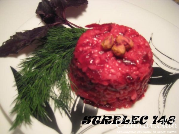 Свекольное РИЗОТТО с фисташками и хреном.