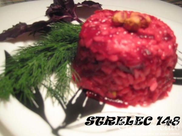 Свекольное РИЗОТТО с фисташками и хреном.