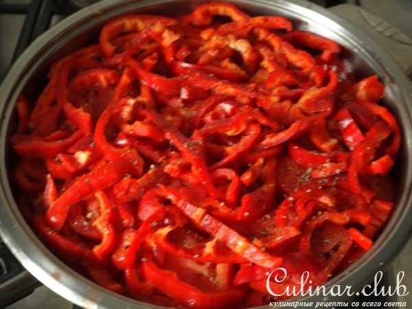 Вкусный рис под "шубой" из перца и помидор на овощной "подушке"