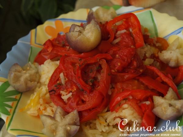 Вкусный рис под "шубой" из перца и помидор на овощной "подушке"