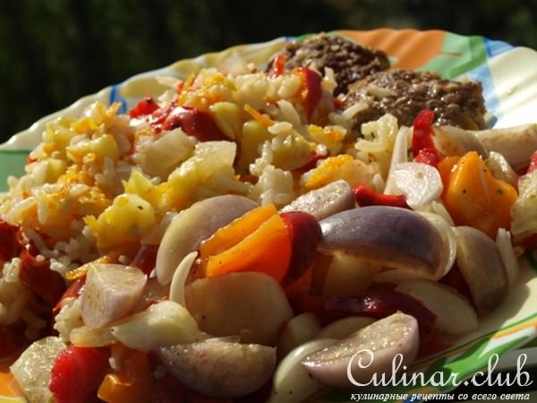 Вкусный рис под "шубой" из перца и помидор на овощной "подушке"