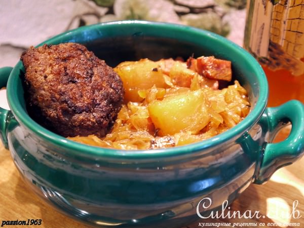 Квашеная капуста, тушенная с ананасом и яблоком