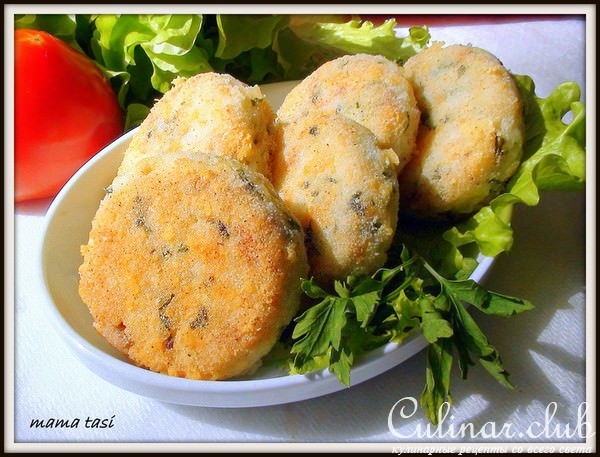 Биточки из риса с отварной курицей и сыром.